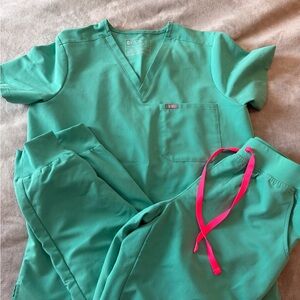 Figs Women's Surgical Green Scrub Set